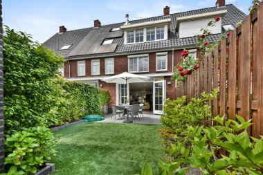 Samimi bir evin arka bahçesi.