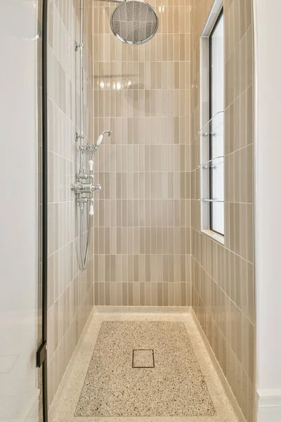 Cuarto de baño con ducha con puerta de cristal — Foto de Stock