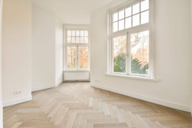 Boş bir odanın içi.