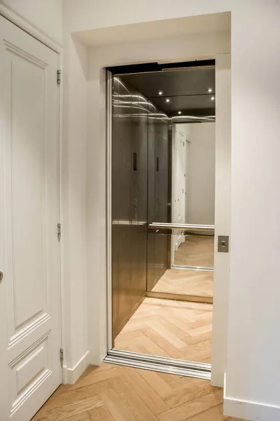 Corridor with a small elevator in a modern house — Stock Photo, Image