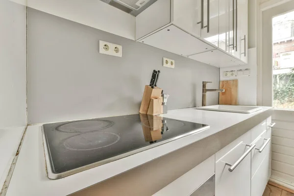 宽敞的豪华厨房，配有现代器具 — 图库照片