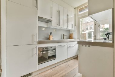 Modern aletlerle dolu geniş lüks bir mutfak.