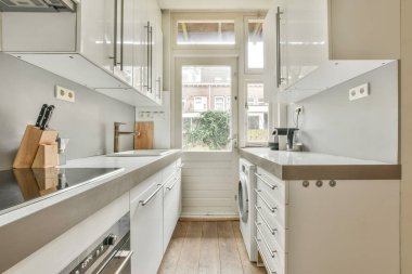 Modern aletlerle dolu geniş lüks bir mutfak.