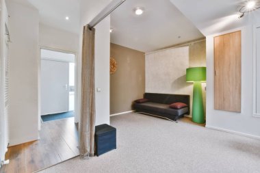 Yeşil lambalı rahat bir oda.