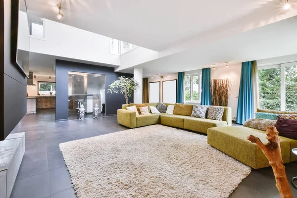 Acogedor gran salón con un sofá amarillo — Foto de Stock