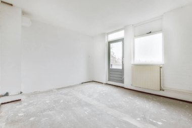 Büyük pencereli harika bir oda.