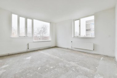 Büyük pencereli harika bir oda.