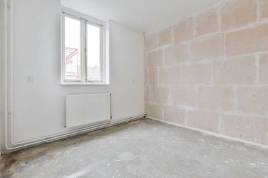 Büyük pencereli harika bir oda.