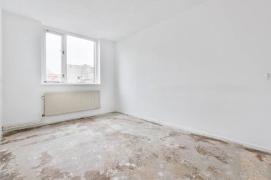 Büyük pencereli harika bir oda.