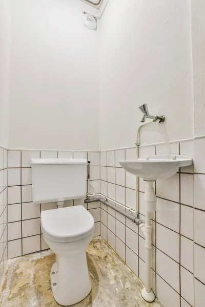 Úžasná toaleta s malým umyvadlem — Stock fotografie