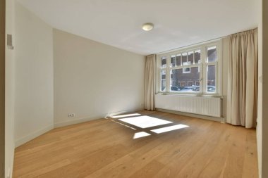 Geniş bir odanın içi.