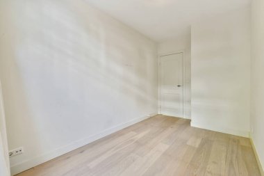 Geniş bir odanın içi.