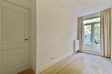 Geniş bir odanın içi.