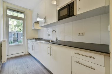 Stüdyo dairede basit bir mutfak.