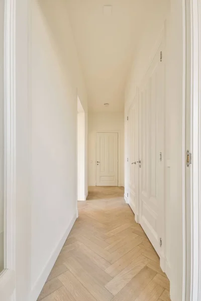 Загальний білий коридор — стокове фото