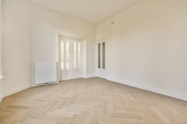 Parke zemin ve beyaz duvarları olan boş oda içi arkaplan