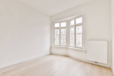 Büyük pencereli hoş bir oda.