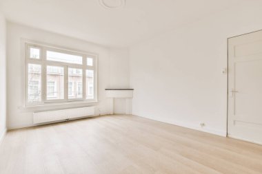 Büyük pencereli hoş bir oda.