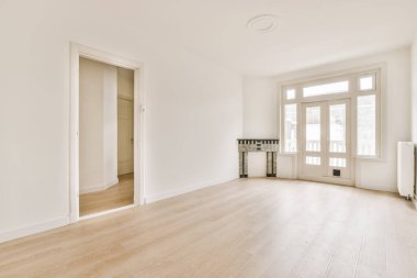 Büyük pencereli hoş bir oda.