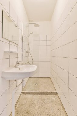 Sıcak banyo, parlak renklerde.