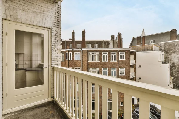 Довгий вузький балкон з дерев'яними поручнями — стокове фото