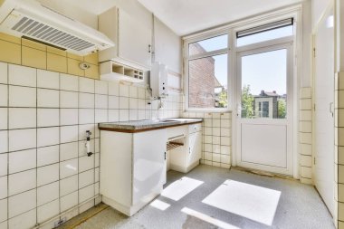 Fayanslı duvarları olan enfes bir mutfak.