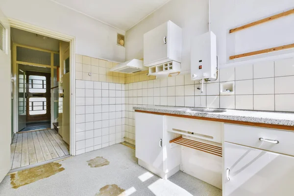 Entzückende kleine Küche mit gefliester Wand — Stockfoto
