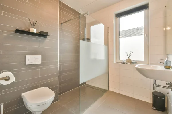 Luxuriöses Badezimmer im zeitgenössischen Stil — Stockfoto