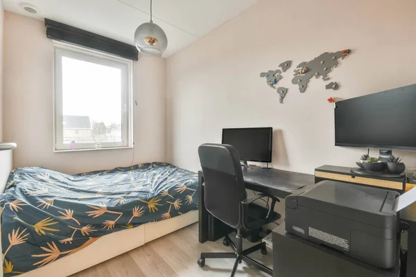 Kompaktowy pokój z miejscem do pracy — Zdjęcie stockowe