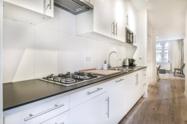 Stüdyo dairede basit bir mutfak.