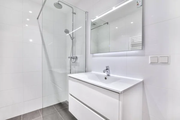 Moderní koupelna se sprchou a umyvadlem — Stock fotografie