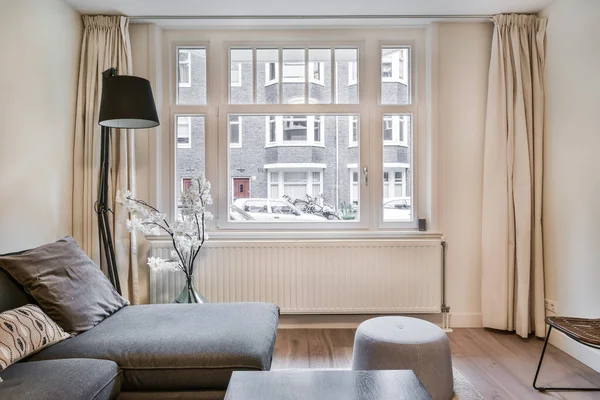 Çağdaş oturma odasının içi