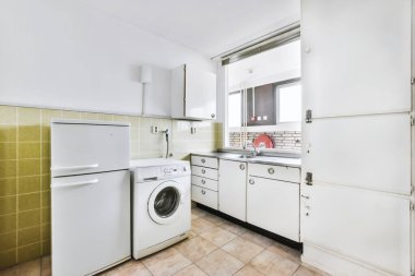 Yeşil kiremitli, akıl almaz küçük mutfak alanı.