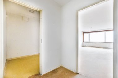 İki kapısı açık, akıl almaz bir koridor.