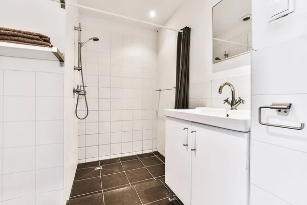 Ładna łazienka z ciemnym płytek podłogowych — Zdjęcie stockowe