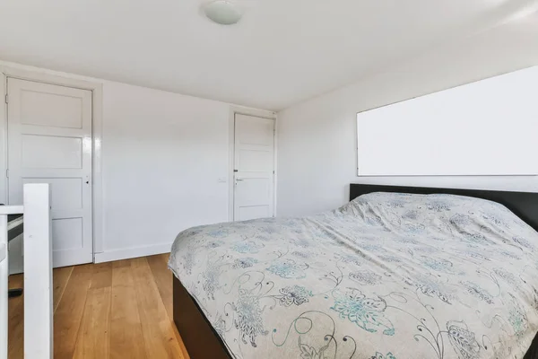 Приятная спальня с двуспальной кроватью — стоковое фото