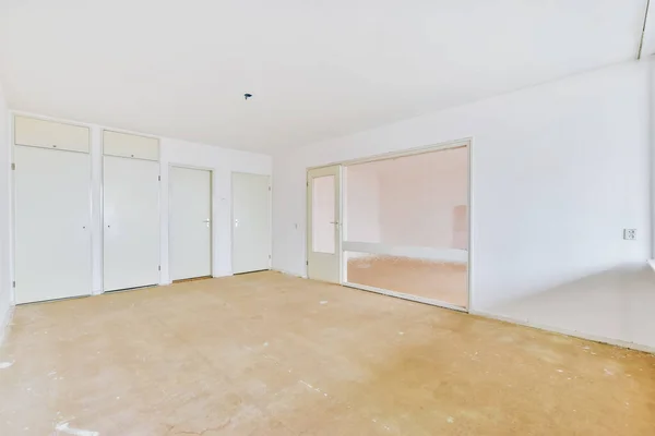 Sala vazia com paredes claras — Fotografia de Stock