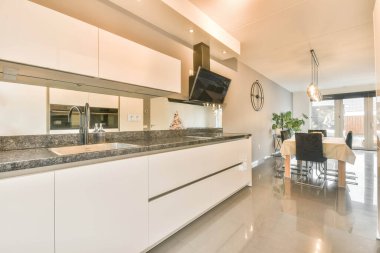 Beyazlı klasik mutfak.