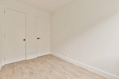 Küçük parlak bir odanın genel manzarası