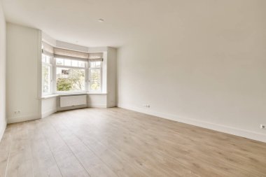 Geniş bir odanın içi.