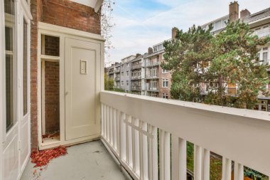 Ahşap çitli bir balkon.