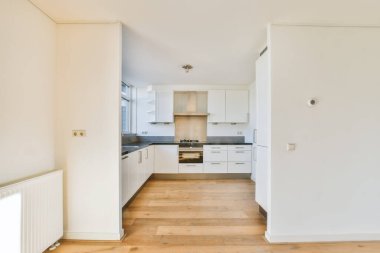 Parke zemini olan güzel bir mutfak.