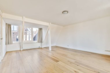 Geniş pencereli güzel bir oda.