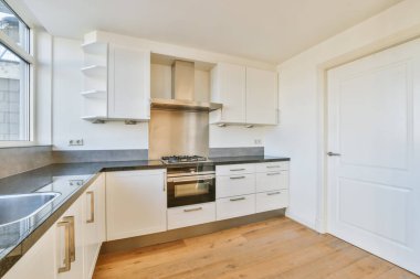 Parke zemini olan güzel bir mutfak.