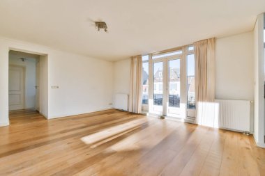 Kapısı olan lüks boş bir oda.