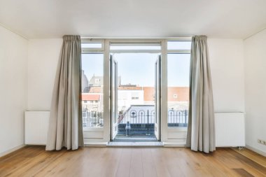 Kapısı olan lüks boş bir oda.