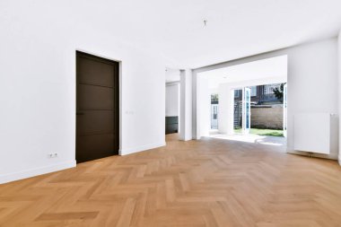 Siyah kapısı olan şık bir oda.