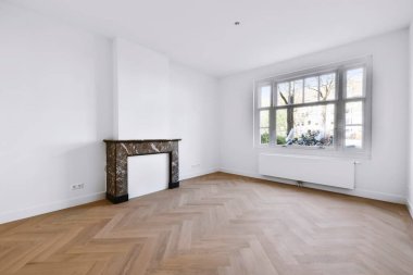 Beyaz duvarları olan şık bir oda.