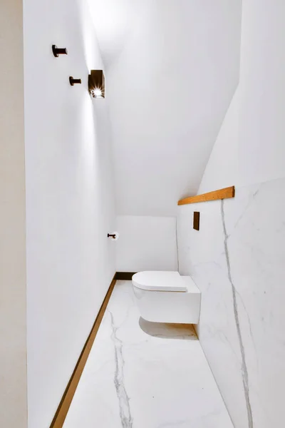 Стильна ванна кімната з мармуровою підлогою — стокове фото
