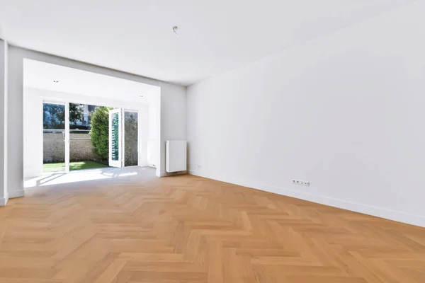 Стильная комната при дневном свете с белыми стенами — стоковое фото